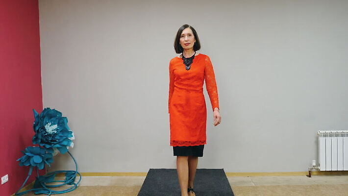 백인 모델 1 디자인 드레스 여자 꽃 산업 포즈 신발 장신구 갈색머리 실내 한명 미소 이벤트 취미 앞모습 빨간색 유행 걷기 산책 기쁨 방 발표 우아함 보석 수집 준비 쇼 지역 옛날 전용 지휘대 스타일 MOV 해외동영상 클립영상 서양인 식물 헤어스타일 옷 감정 뷰포인트 컬러 컨셉 모션 휴식 표정 사람 내부 광석 동영상 파일형식