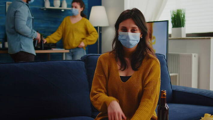 학생 응시 행복 컨셉 거실 휴식 아파트 주택 맥주 대화 가면 마스크 사람없음 친구 글로벌 파티 카메라 우정 펼침 기쁨 마시기 축하 생일 그룹 바이러스 보호 예방 번짐 주말 소셜 코로나바이러스 사회적거리두기 사교적 뉴노멀 4K MOV 해외동영상 클립영상 시선 기념일 감정 캠페인 관계 모션 주류 말하기 이벤트 건물 경제 전자제품 동영상 파일형식 효과