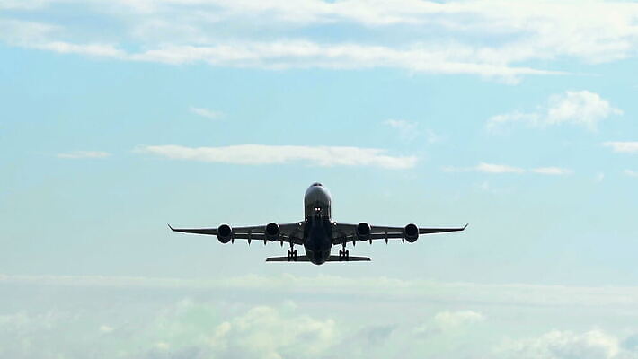 여행 백그라운드 교통시설 하늘 비행기 사람없음 여름 뜨거움 떨어짐 공항 땅 쌍둥이 고도 항공 출발 상업 활주로 제트기 승객 이륙 엔진 대패 땅바닥 항공사 MOV 해외동영상 슬로모션 클립영상 계절 산업 길 교통 컨셉 가족 항공교통 대중교통 바닥 촬영기법 시설 동영상 파일형식