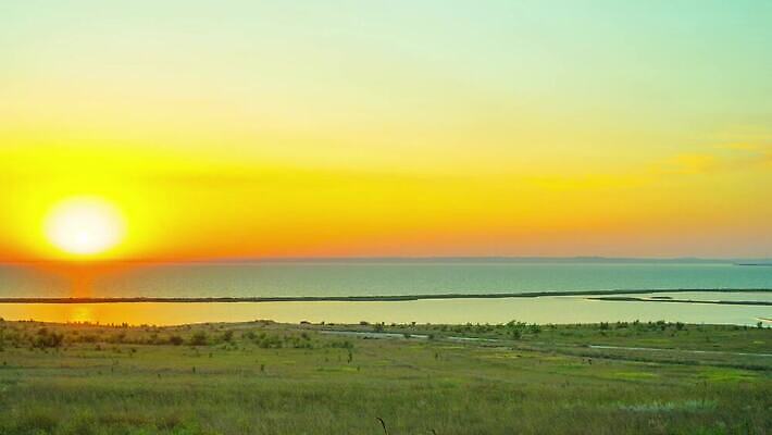 모래 바다 여행 자연 하늘 풍경 사람없음 야외 물 여름 파란색 모래사장 노란색 일몰 봄 시간 고독 저녁 땅 러시아 심플 내추럴 랜드마크 러시아인 국경 4K 타임랩스 MP4 해외동영상 클립영상 자연요소 서양인 계절 감정 유럽 컬러 촬영기법 노을 야간 생태계 동영상 파일형식