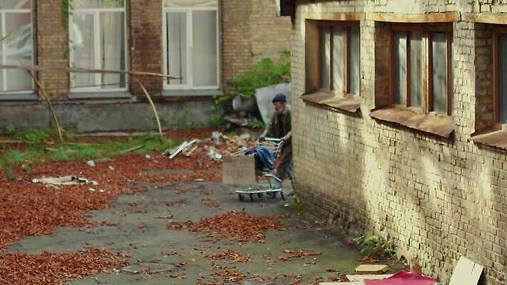 가방 거리 한명 서기 사람 야외 뒷모습 카트 추위 코트 도시 좌절 밀기 가난 버리기 문제 거지 구걸 노숙자 우울증 헬프 4K MP4 해외동영상 클립영상 1 잡화 감정 뷰포인트 컨셉 모션 외투 도움 질병 동영상 파일형식