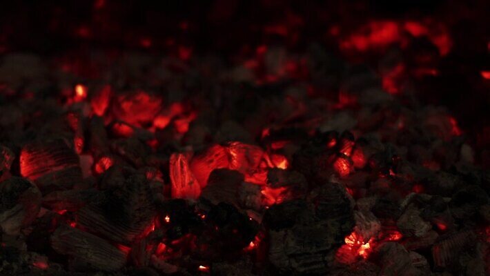 백그라운드 포크 오렌지 검은배경 추상 불꽃 주택 따뜻함 사람없음 목재 빨간색 빛 검은색 할로윈 에너지 뜨거움 야간 소프트포커스 숲 위험 신비 장작 모닥불 버너 벽난로 질감 화재 연료 블러 석탄 여신 용광로 지옥 화상 4K MOV 해외동영상 클립영상 자연요소 나무 식기 컬러 컨셉 무늬 과일 재료 불 촬영기법 건물 상처 사건 동영상 파일형식