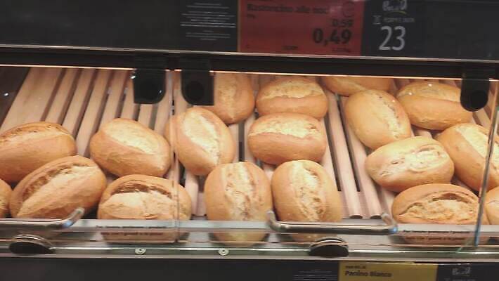 식물 잡화 산업 음식 공장 선반 따뜻함 건강 요리 사람 사람없음 세일 바구니 상점 식사 카트 빵집 흰색 신선 뜨거움 시장 선택 오븐 맛 제조 구매 상품 밀 굽기 고객 통로 상승 반죽 밀가루 소매 덩어리 슈퍼마켓 번 용광로 제빵사 페스츄리 많음 4K MOV 해외동영상 클립영상 직업 빵 컬러 가구 컨셉 공업 곡류 쇼핑 가전제품 가루 구이 동영상 파일형식