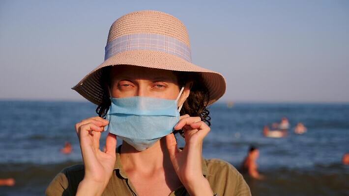 여자 얼굴 바다 백그라운드 컨셉 휴가 건강 한명 선글라스 태양 건강관리 수영 수비 바이러스 호흡 보호 예방 전염 수영선수 추천 조절 돌봄 부주의 위생관리 전염병 사스 코로나바이러스 사회적거리두기 4K MOV 해외동영상 클립영상 자연요소 1 안경 캠페인 모션 운동선수 관리 사람 신체부위 수상스포츠 질병 감염 동영상 파일형식