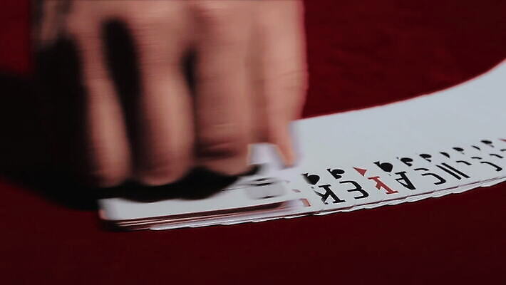 손 부분 탁자 실내 한명 빨간색 펼침 게임 신용카드 부채 도박 갑판 카지노 딜러 포커 라스베가스 MOV 해외동영상 슬로모션 클립영상 1 컬러 가구 배_교통 모션 놀이 촬영기법 사람 내부 신체부위 금융 트럼프 동영상 파일형식