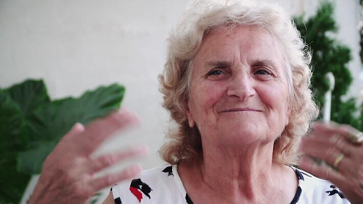 백인 라이프스타일 손 여자 노년 행복 할머니 음악 가족 모션 놀이 주택 건강 사랑 사람 성인 사람없음 야외 파티 귀여움 기쁨 회색 낭만 흰색 춤 은퇴 만족 옛날 4K MOV 해외동영상 클립영상 서양인 감정 컬러 컨셉 관계 문화예술 이벤트 건물 생활 신체부위 동영상 파일형식