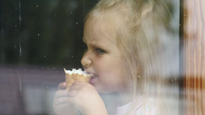 1 손 응시 감정 실루엣 얼굴 어린이 생각 창문 아이스크림 주택 한명 사람 앉기 옆모습 10대 추위 슬픔 흰색 달콤 비밀 잼 문제 심각 옛날 우울감 우울증 혼자 4K MOV 해외동영상 클립영상 시선 뷰포인트 컬러 컨셉 모션 청소년 디저트 촬영기법 건물 신체부위 소스_음식 맛 질병 동영상 파일형식