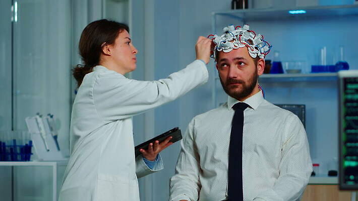 과학 건강 병원 실험 스터디 컴퓨터 알약 약 머리 디지털 스크린 헤드폰 기계 장비 환자 의사 정보 마음 네트워크 엔지니어 실험실 질병 연구원 과학자 분석 뇌 시설 하이테크 조절 개발 스캐너 4K MOV 해외동영상 클립영상 직업 음향기기 컨셉 의학 기술 신체부위 전자제품 학습 의료진 기술자 동영상 학자 파일형식