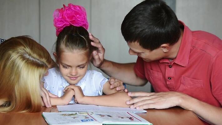 직업 학생 여학생 딸 어린이 2 교실 학교 엄마 수업 주택 교사 외침 슬픔 가르침 아빠 벌레 공격 가난 준비 충격 후회 나쁜 소셜 우울증 현상 많음 안락 MOV 해외동영상 클립영상 여자 교육 감정 곤충 컨셉 가족 모션 사람 건물 소리 질병 동영상 파일형식