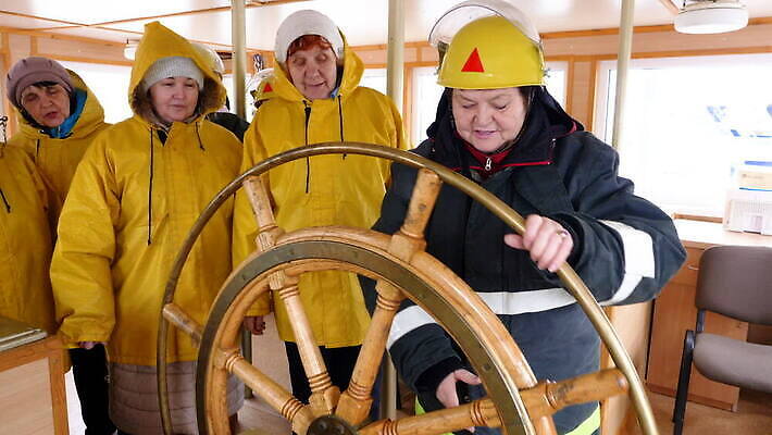 바다 여행 포즈 컨셉 요트 교통시설 휴가 항해 관리 여러명 성인 장비 운전 잡기 업무 오픈 바퀴 보트 크루즈 핸들 함선 선원 승객 네비게이션 되감기 제어 항해사 MOV 해외동영상 클립영상 직업 다수 교통 배_교통 모션 사람 작업 시설 동영상 파일형식