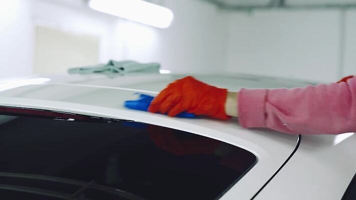 직업 손 신체 비즈니스 교통시설 자동차 노동자 사람 사람없음 빛 수건 상점 페인트 직물 도자기 작업실 수리 역 보호 서비스 광택 닦기 정비공 보닛 유지 니스 돌봄 왁스 자동 차고 4K MOV 해외동영상 클립영상 육상교통 교통 컨셉 모션 신체부위 위생용품 기술자 시설 동영상 파일형식