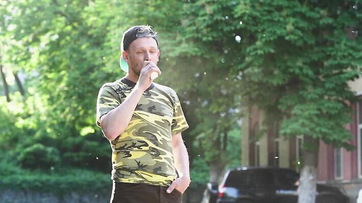 나무 1 학생 라이프스타일 남자 여행 백그라운드 티셔츠 자동차 자연 수염 흡연 한명 풍경 성인 야외 초록색 여름 걷기 어둠 자유 연기 담배연기 혼자 힙스터 MP4 해외동영상 슬로모션 클립영상 식물 계절 패션 육상교통 컬러 컨셉 셔츠 모션 담배 촬영기법 사람 생활 생태계 동영상 파일형식