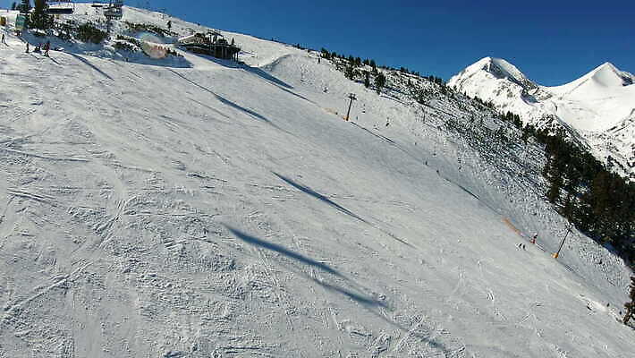 선 스포츠 겨울 의자 교통시설 자국 자연 하늘 스키 산 풍경 경사 사람없음 파란색 태양 맑음 오스트리아 역 라틴아메리카 엘리베이터 스위스 휴양지 알프스 리프트 스키선수 스노우보더 칠레 불가리아 절정 1인칭시점 4K 반스코 MOV 해외동영상 클립영상 자연요소 시선 계절 유럽 컬러 가구 교통 날씨 겨울스포츠 운동선수 아메리카 장소 남아메리카 시설 생태계 동영상 파일형식 남유럽