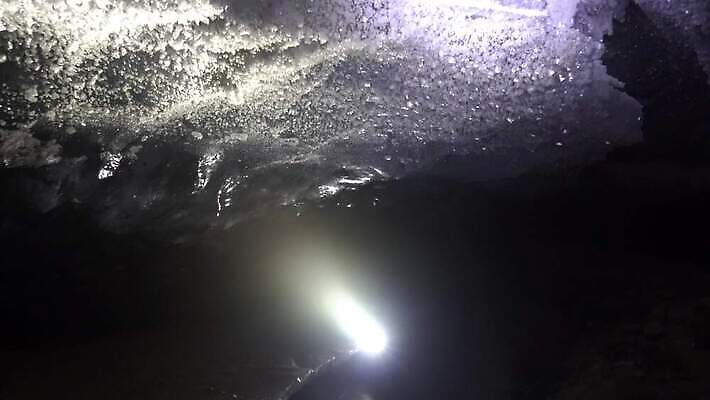 호수 여행 백그라운드 겨울 자연 하늘 산 실내 아이슬란드 사람없음 야외 물 파란색 뷰티 냉동 얼음 추위 안개 광선 흰색 등불 투명 동굴 크리스탈 북극 묘사 빙하 서리 빙산 북쪽 내추럴 종유석 카자흐스탄 4K 알마티 MP4 해외동영상 클립영상 자연요소 계절 유럽 아시아 컬러 날씨 조명 내부 광석 극지방 방향 생태계 동영상 파일형식