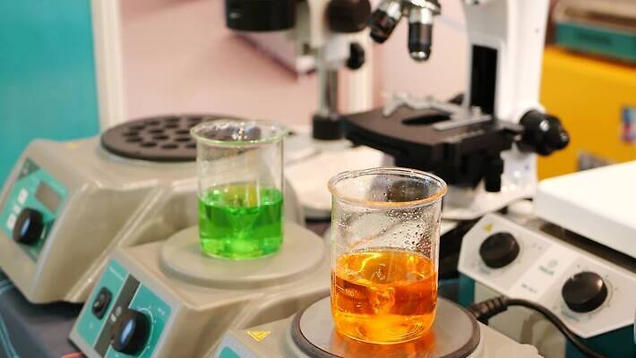 과학 백그라운드 컨셉 유리 건강 병원 실험 약 장비 소용돌이 액체 실험실 생명공학 약국 믹서 과학자 플라스크 분석 미생물 유리그릇 튜브 발견 조제 바이오 백신 실린더 화학물질 화학약품 코로나바이러스 4K 유체 MP4 해외동영상 클립영상 직업 그릇 의학 재질 생물 실험기구 회오리 화학 바이러스 만들기 동영상 물질 학자 파일형식