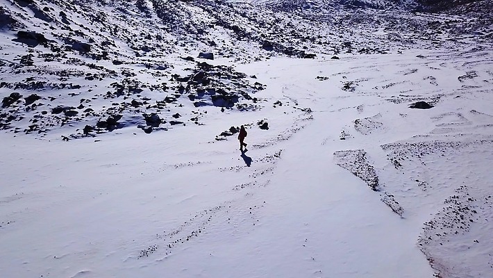 라이프스타일 남자 스포츠 여행 겨울 자연 하늘 산 안테나 한명 여행객 맑음 얼음 산책 등산 트래킹 하이킹 추위 자유 정상 산등성이 빙하 오르기 알프스 산봉우리 드론 산악가 절정 카자흐스탄 눈내림 4K 알마티 MP4 해외동영상 클립영상 자연요소 1 계절 유럽 아시아 컨셉 통신 모션 레저 날씨 휴식 눈_날씨 사람 생활 생태계 봉우리 동영상 파일형식