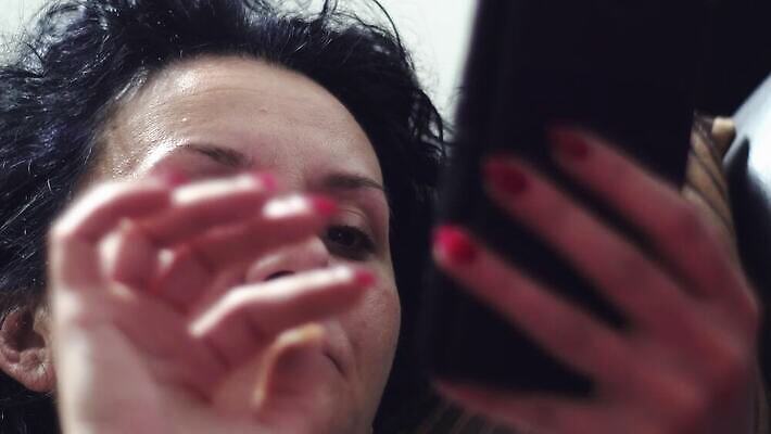 모델 여자 백그라운드 인터넷 텍스트 통신 놀이 모바일 휴식 실내 사람 사람없음 스마트폰 핸드폰 숫자 카메라 침실 게임 침대 잡기 메시지 이메일 어플리케이션 부름 클릭 온라인 전송 거짓말 문자메시지 채팅 터치스크린 브라질사람 안락 4K MP4 해외동영상 클립영상 문자 가구 컨셉 모션 내부 전자제품 스마트기기 동영상 파일형식