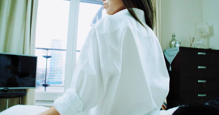 라이프스타일 긴머리 웰빙 여자 가구 셔츠 티셔츠 창문 가정 휴식 잉글랜드 아파트 실내 한명 앉기 옆모습 인테리어 텔레비전 침실 흰색 침대 깃발 런던 시티라이프 4K 틸트업 MOV 해외동영상 클립영상 1 헤어스타일 디자인 뷰포인트 컬러 생활용품 컨셉 상의 모션 영국 주택 촬영기법 사람 내부 생활 전자제품 동영상 파일형식