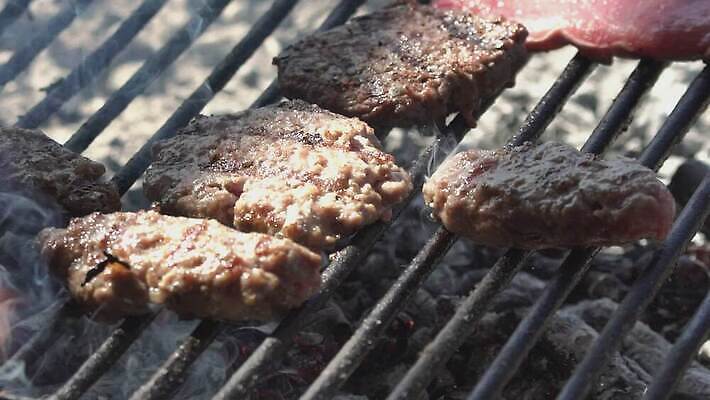 음식 백그라운드 모션 불 육류 스테이크 요리 사람없음 여름 소풍 갈색 식사 저녁식사 치킨 스트레칭 소고기 신선 뜨거움 연기 맛 그릴 바비큐 굽기 준비 숯 느림 점심식사 단백질 핸드메이드 4K MOV 해외동영상 슬로모션 클립영상 자연요소 계절 컬러 컨셉 식재료 주방용품 서양음식 촬영기법 운동 야외활동 구이 동영상 닭고기요리 영양소 파일형식