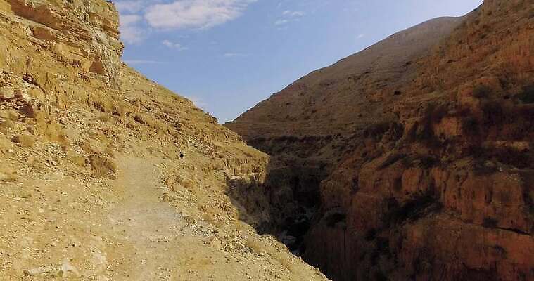 전통 기독교 종교 여행 자연 하늘 산 건조 파노라마 사람없음 초록색 강 여행객 골짜기 계곡 사막 죽음 역사 중앙 언덕 신성 수도원 동쪽 그리스인 옛날 오아시스 이스라엘 팔레스타인 4K MP4 해외동영상 클립영상 서양인 컬러 중동 촬영기법 사람 방향 생태계 동영상 서아시아 파일형식