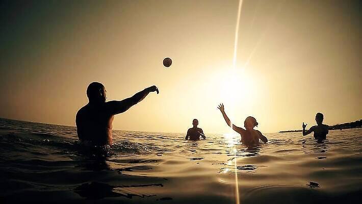 남자 실루엣 스포츠 바다 자연 물놀이 하늘 휴가 함께함 사람 여러명 야외 친구 햇빛 태양 일출 일몰 기쁨 게임 저녁 공놀이 MOV 해외동영상 슬로모션 클립영상 자연요소 감정 다수 컨셉 공 관계 놀이 촬영기법 노을 야간 생태계 동영상 파일형식