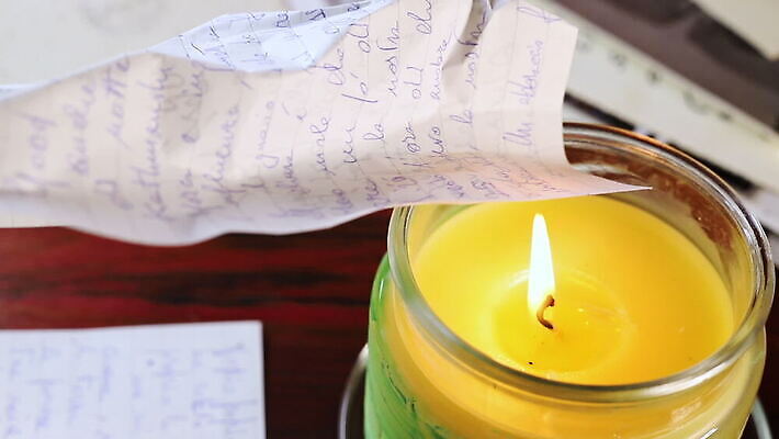 종이 백그라운드 컨셉 촛불 표면 불 불꽃 아이디어 실내 사람없음 앞모습 장식 빛 노란색 추위 수확 뜨거움 거친 위험 편지 심볼 묘사 질감 매움 복고 페이지 마법 시트 연소 그런지 옛날 원고 중고 화상 MOV 해외동영상 클립영상 자연요소 뷰포인트 컬러 농업 초 내부 맛 상처 동영상 파일형식