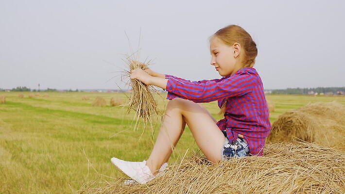 백인 여자 행복 어린이 백그라운드 컨셉 밭 농업 휴가 건조 한명 앉기 야외 농작물 금발 태양 농장 노란색 쌓기 마을 환경 화환 기쁨 수확 시골 시간 건초더미 밀 밀짚 8월 감싸기 볏집 숙성 MOV 해외동영상 클립영상 자연요소 서양인 1 헤어스타일 꽃 감정 산업 컬러 모션 곡류 사람 날짜 건초 짚 동영상 파일형식 더미