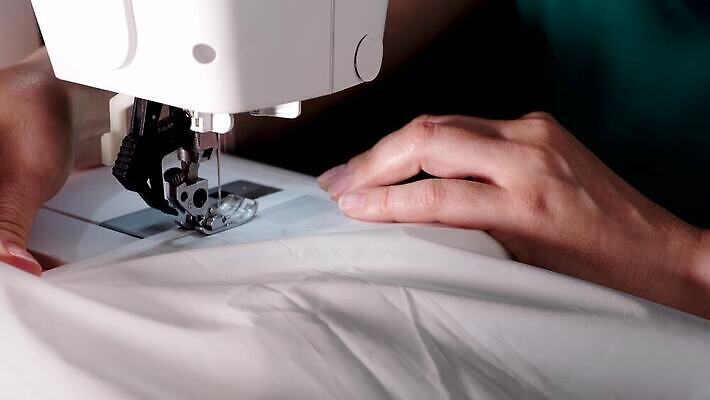 전통 손 디자인 드레스 옷 여자 산업 컬러 손가락 공장 한명 사람 취미 사람없음 유행 기계 장비 흰색 공구 직물 업무 실 제조 바느질 천 묘사 만들기 재단 재단사 방법 퀼트 4K MOV 해외동영상 클립영상 직업 1 공업 모션 신체부위 도구 작업 동영상 파일형식