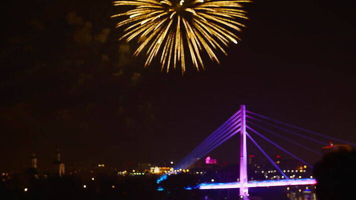 백인 기념일 컬러 백그라운드 컨셉 크리스마스 하늘 추상 휴가 불꽃 새로움 새해 기념 폭죽 이벤트 사람없음 장식 강 도시풍경 컬러풀 검은색 축제 어둠 축하 도시 야간 소프트포커스 큼 폭발 슛 쇼 경례 파열 정의 연소 광 캡모자 크리스마스이브 MOV 해외동영상 클립영상 자연요소 서양인 모자_잡화 무늬 불 촬영기법 풍경 인사 크기 동영상 파일형식