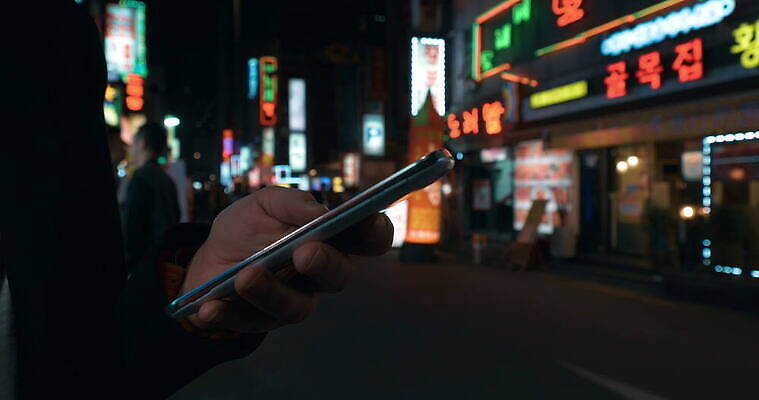 손 배너 아시아 인터넷 모바일 거리 세포 서울 사람 성인 사람없음 신체부위 스마트폰 핸드폰 컬러풀 상점 웹 도시 서핑 야간 두루마리 네온 온라인 빛망울 터치스크린 유흥 4K MOV 해외동영상 클립영상 자연요소 나라 컬러 한국 전자제품 빛 스마트기기 수상스포츠 동영상 파일형식