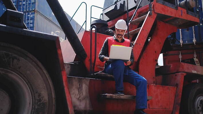 백인 직업 1 행복 산업 유니폼 비즈니스 공장 교통시설 휴식 노동자 직장 한명 미소 안전 사람 앉기 성인 야외 글로벌 항구 장비 화물 업무 뜨거움 엔지니어 헬멧 컨테이너 기중기 경영자 상업 타이어 수납 짐차 포트 물류 경영 분배 터미널 4K MOV 해외동영상 클립영상 서양인 옷 감정 교통 컨셉 회사 공업 모션 자동차 표정 운송업 작업 중장비 기술자 보호장비 시설 리더 동영상 파일형식