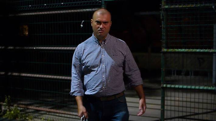 백인 공원 남자 무기 얼굴 전등 한명 사람 금속 힘 분노 잡기 도시 폭력 범죄 야간 저녁 위험 공격 무서움 충돌 위협 싸움 나쁜 압력 폭행 호러 4K MOV 해외동영상 클립영상 자연요소 서양인 1 공공시설 감정 컨셉 모션 재질 조명 신체부위 사회이슈 공포 동영상 파일형식