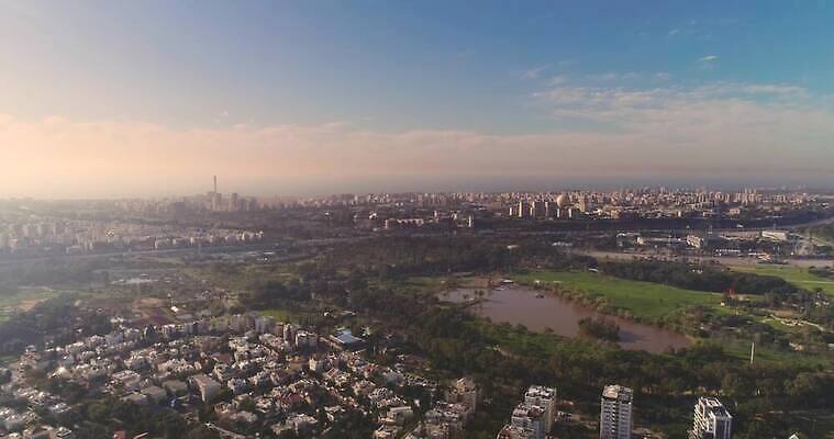 나무 구름 디자인 공원 호수 바다 백그라운드 비즈니스 건축양식 자연 하늘 추상 잉크 안테나 사람 풍경 사람없음 야외 초록색 물 빛 도시풍경 스크린 일몰 흰색 도시 떨어짐 야간 속도 질감 덮기 스카이라인 항공촬영 고립 드론 조감도 수평선 4K MOV 해외동영상 클립영상 자연요소 식물 공공시설 건축 뷰포인트 컬러 컨셉 무늬 통신 모션 노을 생태계 동영상 파일형식