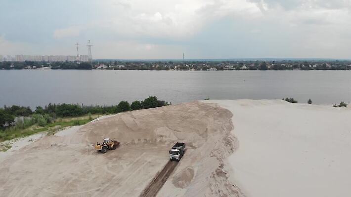 산업 모래 비즈니스 안테나 사람없음 강 기계 오염 땅 불도저 굴착기 발굴 먼지 트랙터 짐차 무거움 개발 드론 땅바닥 로딩 우크라이나 채석 4K MP4 해외동영상 클립영상 유럽 통신 자동차 바닥 중장비 무게 농기계 특수차량 동영상 파일형식