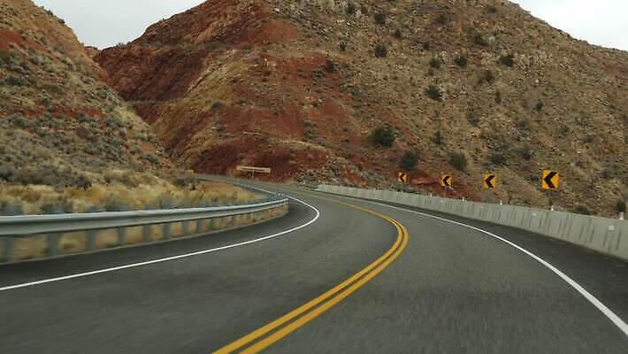 도로 모래 여행 자동차 유리 건조 항해 사람없음 미국 운전 사막 고속도로 황무지 분위기 땅 인도인 탈출 지역 사암 애리조나 그랜드캐니언 루트 방법 시온산 자동 수평선 4K MP4 해외동영상 클립영상 외국인 길 육상교통 컨셉 북아메리카 배_교통 교통시설 모션 재질 동양인 돌_바위 동영상 파일형식