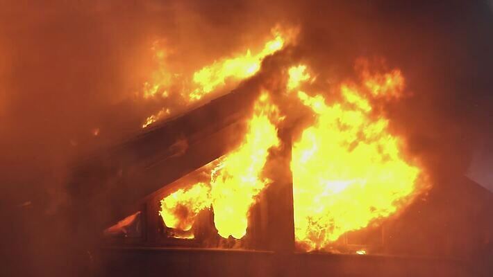 백그라운드 겨울 오렌지 모션 불 불꽃 벽돌 주택 따뜻함 사람없음 목재 빨간색 빛 노란색 검은색 어둠 방 에너지 긴급 뜨거움 연기 위험 장작 소방관 사건 벽난로 화재 통나무 리빙 보험 연소 광 석탄 재앙 화상 4K MOV 해외동영상 클립영상 자연요소 나무 계절 컬러 컨셉 과일 재료 건물 상처 구조원 소방 동영상 파일형식