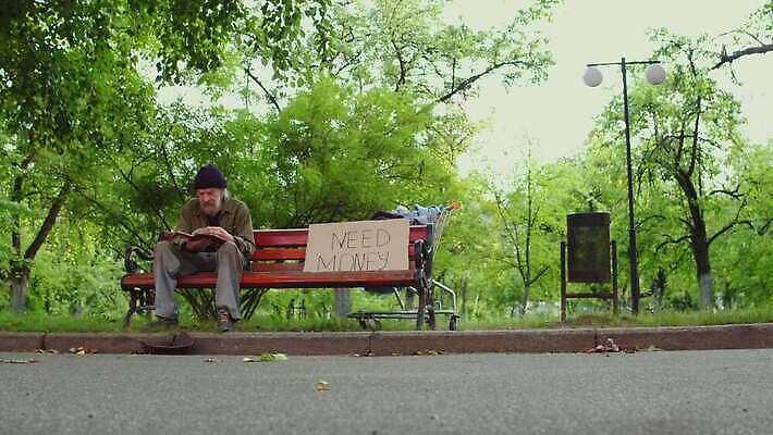 공원 벤치 가방 거리 한명 사람 앉기 야외 책 독서 카트 추위 코트 잡기 도시 좌절 가난 버리기 문제 거지 구걸 노숙자 우울증 헬프 4K MP4 해외동영상 클립영상 1 잡화 공공시설 감정 컨셉 의자 모션 외투 도움 질병 동영상 파일형식