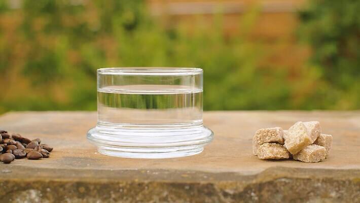 전통 커피 음료 콩 씨앗 사람없음 야외 컵 물 갈색 정원 검은색 에너지 신선 뜨거움 닫기 맛 수증기 낟알 설탕 굽기 날것 아로마 아메리카노 성분 에스프레소 내추럴 아라비카 카페인 맛있는 4K MOV 해외동영상 클립영상 자연요소 식물 식기 컬러 컨셉 모션 곡류 구이 동영상 파일형식