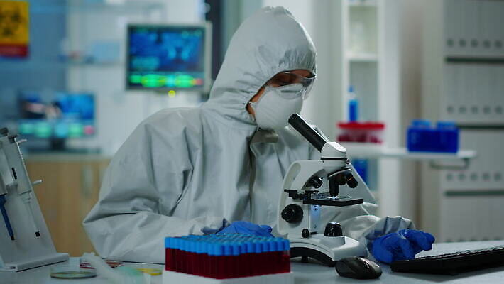 과학 건강 병원 현미경 실험 작업복 가면 치료 컴퓨터 약 견본 건강관리 의사 타이핑 작업 실험실 바이러스 보호 생명공학 보호장비 과학자 분석 직원 생물학 하이테크 발견 혁명 개발 백신 유전 전염병 화학물질 화학자 항생제 코로나바이러스 4K MOV 해외동영상 클립영상 직업 옷 교육 컨셉 의학 기술 실험기구 관리 전자제품 장비 의료진 화학 질병 동영상 학자 파일형식