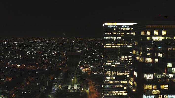 컬러 비즈니스 건축양식 미래 전등 안테나 파노라마 사람없음 건물 빛 도시풍경 사무실 탑 고층빌딩 일몰 도시 고급 도심 야간 큼 보케 지역 대도시 스카이라인 빛망울 광 드론 랜드마크 이스라엘 코스모폴리탄 4K MOV 해외동영상 클립영상 자연요소 건축물 건축 컨셉 통신 조명 촬영기법 풍경 빌딩 노을 칵테일 크기 동영상 서아시아 파일형식