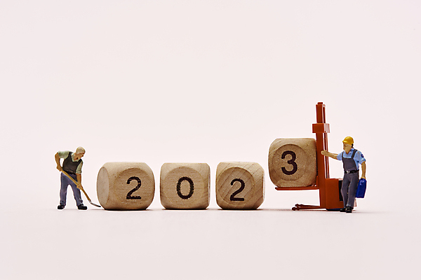 포토 JPG 스튜디오촬영 백그라운드 컨셉 새해 이벤트 사람없음 숫자 오브젝트 인물미니어처 나무블록 2023년 분홍색배경 계묘년 국내포토 문자 분홍색 실내 목재 블록 미니어처 연도 파일형식