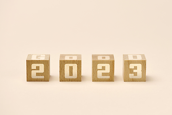 포토 JPG 스튜디오촬영 백그라운드 컨셉 새해 사람없음 장식 숫자 오브젝트 나무블록 2023년 분홍색배경 계묘년 국내포토 문자 분홍색 실내 목재 블록 연도 파일형식