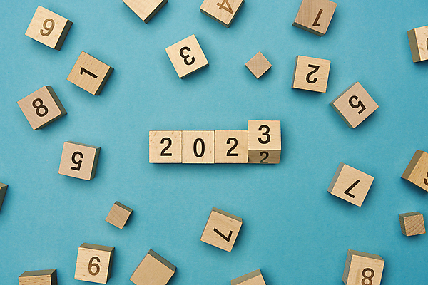 포토 JPG 스튜디오촬영 백그라운드 컨셉 새해 사람없음 장식 숫자 오브젝트 파란배경 나무블록 2023년 계묘년 국내포토 문자 실내 목재 파란색 블록 연도 파일형식