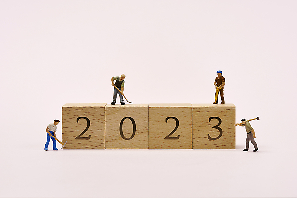 포토 JPG 스튜디오촬영 백그라운드 컨셉 새해 사람없음 장식 숫자 오브젝트 인물미니어처 나무블록 2023년 계묘년 국내포토 문자 실내 목재 블록 미니어처 연도 파일형식