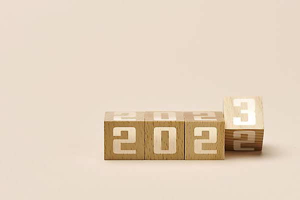 포토 JPG 스튜디오촬영 백그라운드 새해 사람없음 장식 숫자 오브젝트 나무블록 2023년 분홍색배경 계묘년 국내포토 문자 분홍색 실내 목재 블록 연도 파일형식