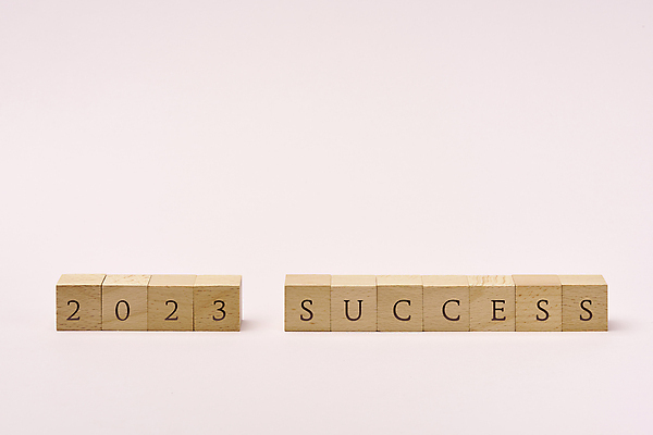 포토 JPG 스튜디오촬영 백그라운드 새해 사람없음 장식 숫자 오브젝트 나무블록 2023년 분홍색배경 계묘년 국내포토 문자 분홍색 실내 목재 블록 연도 파일형식