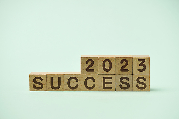 포토 JPG 스튜디오촬영 백그라운드 성공 새해 사람없음 장식 숫자 오브젝트 나무블록 2023년 민트색배경 계묘년 국내포토 문자 컨셉 실내 목재 블록 연도 민트색 파일형식