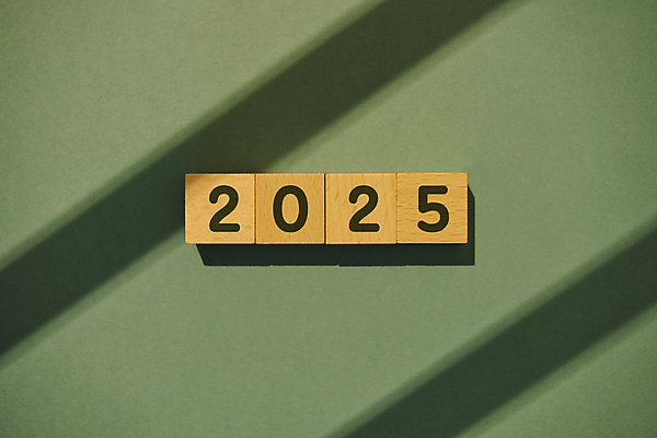 포토 JPG 스튜디오촬영 백그라운드 새해 그림자 사람없음 장식 숫자 오브젝트 나무블록 초록배경 2025년 을사년 국내포토 문자 실내 목재 초록색 블록 연도 파일형식