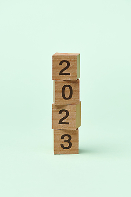 포토 JPG 스튜디오촬영 백그라운드 컨셉 새해 사람없음 장식 숫자 쌓기 오브젝트 나무블록 2023년 민트색배경 계묘년 국내포토 문자 모션 실내 목재 블록 연도 민트색 파일형식