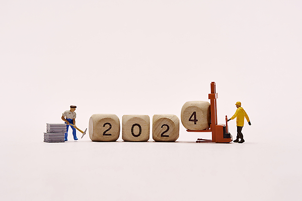 포토 JPG 스튜디오촬영 백그라운드 컨셉 새해 사람없음 장식 숫자 오브젝트 인물미니어처 나무블록 분홍색배경 2024년 갑진년 국내포토 문자 분홍색 실내 목재 블록 미니어처 연도 파일형식